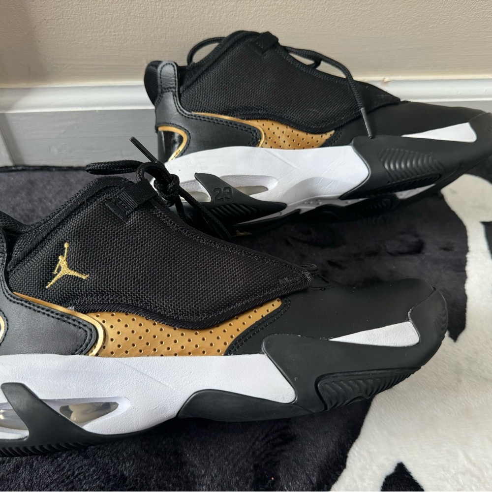 Jordan Max Aura 4 - size 5.5 youth - barely used